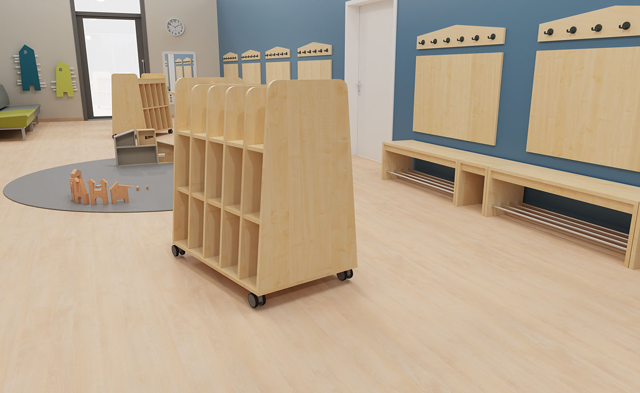 Garderobe Spiel- und Stauraum Ausschnitt mit Flexeo Armadio Garderobe, essBar Bänken,  EduCasa Taschenwagen und Betzold Bausteinwagen