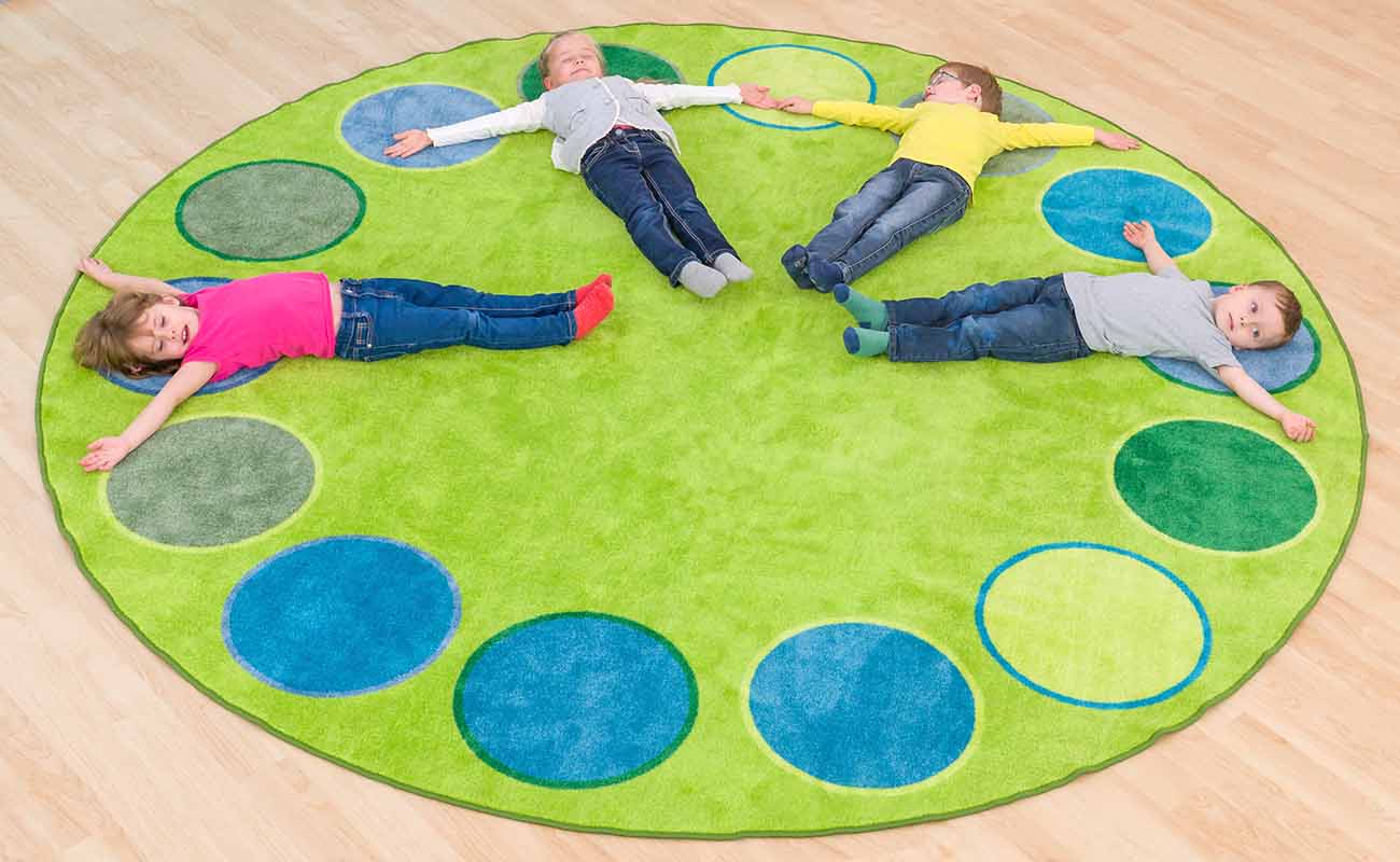 Sitzkreis-Teppich Dots Betzold Sitzkreis-Teppich Dots mit Kindern
