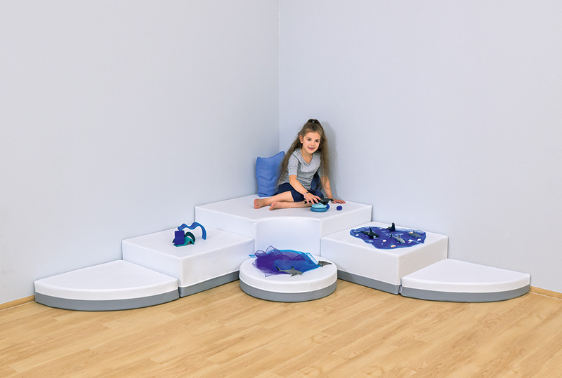 Betzold Podeste-Set Freya Betzold Podeste-Set Freya mit blauer Deko und kleinem Mädchen
