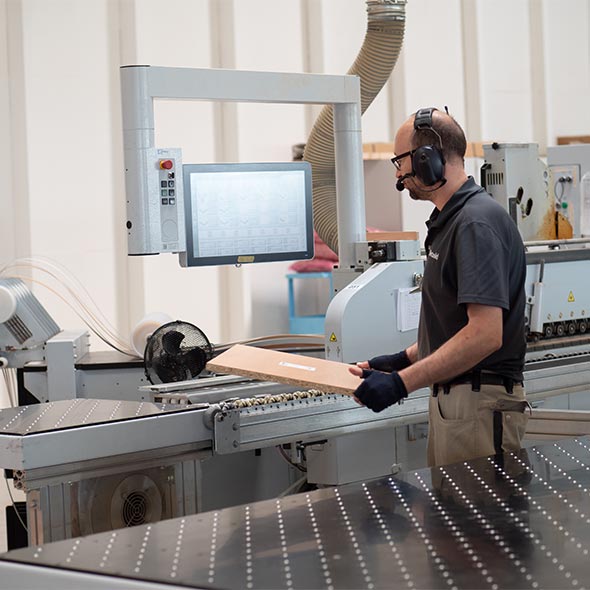 Maschinerie in der Möbelproduktion