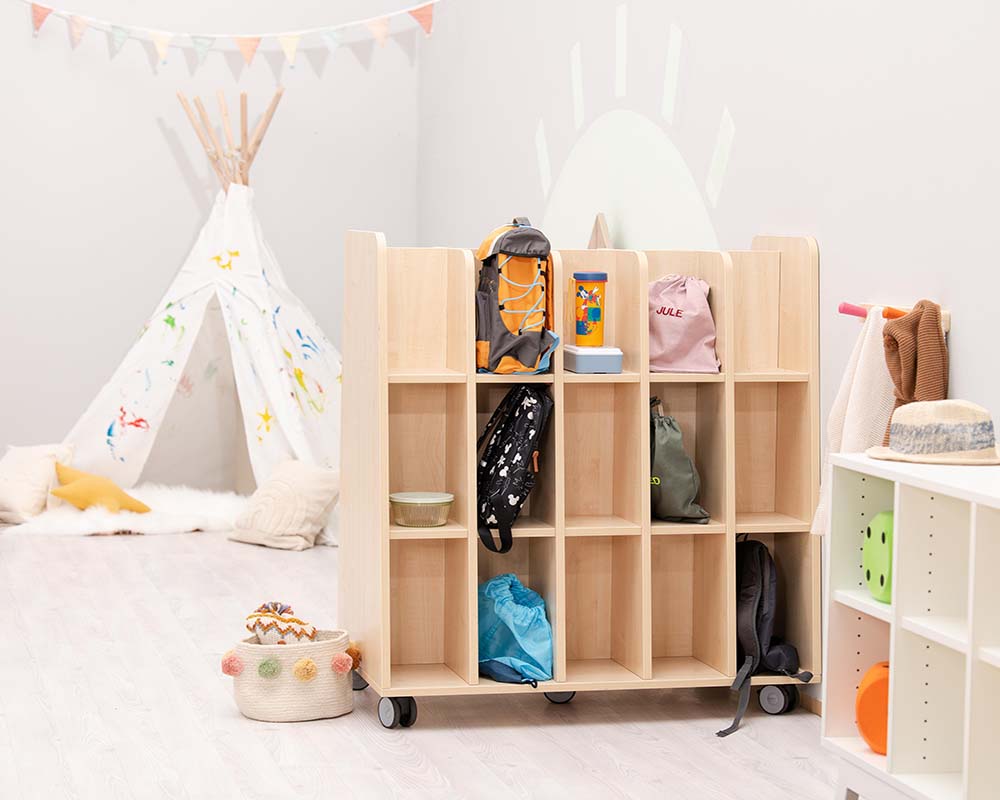 EduCasa Armadio Taschenwagen EduCasa Armadio Taschenwagen mit verschiedenen Sporttaschen, Flexeoregal und Tipi im Hintergrund
