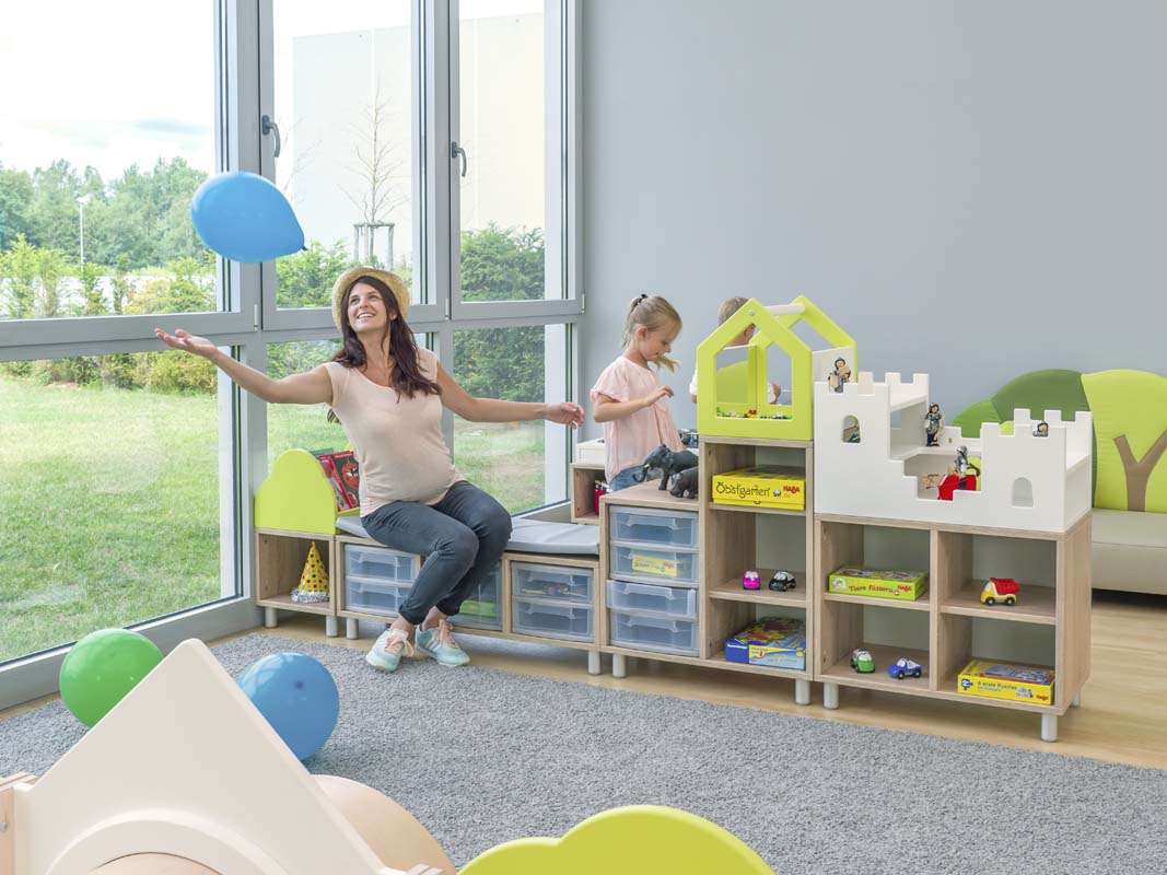 EduCasa Raumsystem Kita mit Flexeo Regalen, EduCasa Aufsatz Ritterburg, Spiegelhaus und Bücherkiste Busch