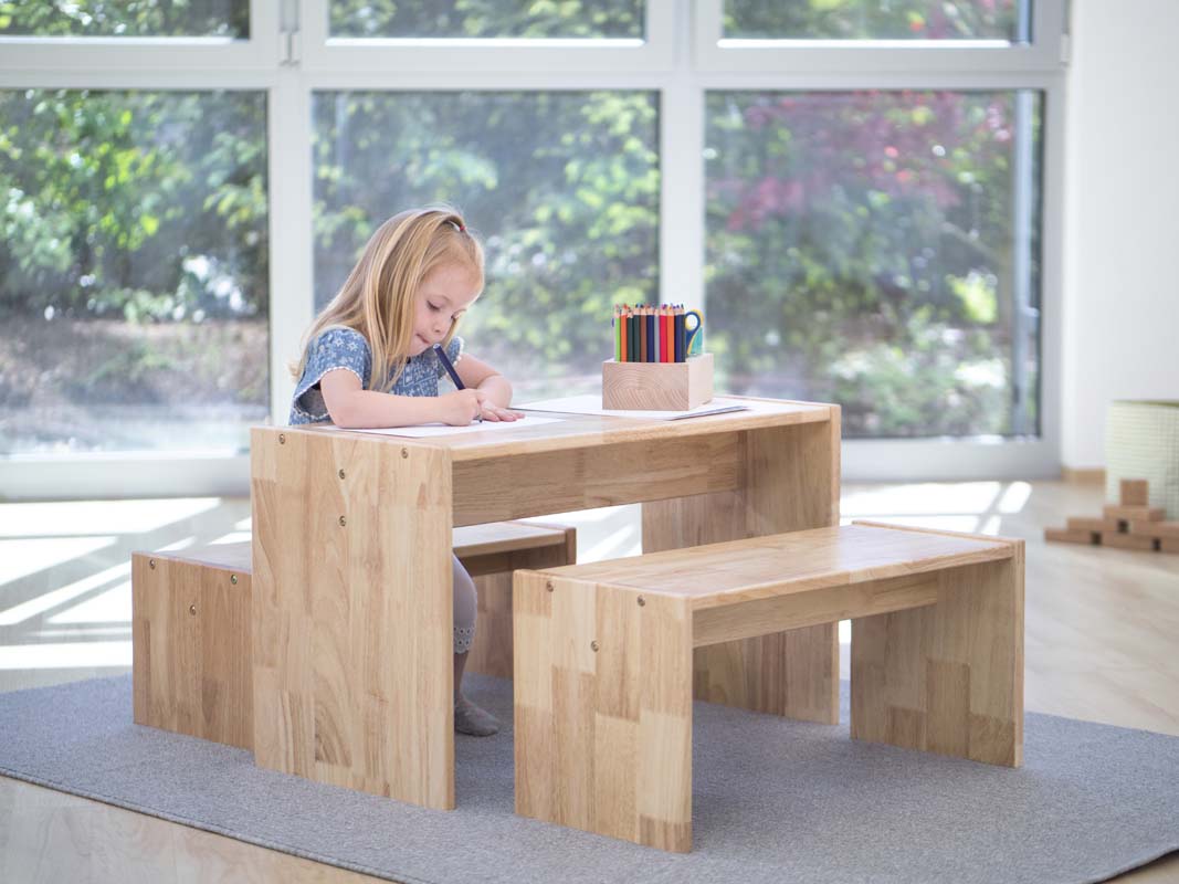 Betzold Holzsitzgruppe für Kinder mit malendem Mädchen