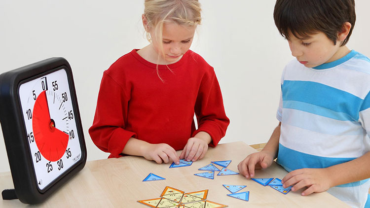 Kinder spielen mit Coutdown-Uhr