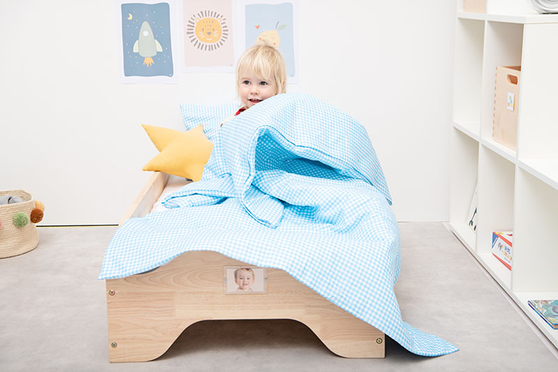 Bettwäsche im Kinderbett Karierte Bettwäsche im stapelbaren Kinderbett