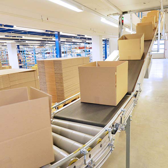 Pakete auf Transportband