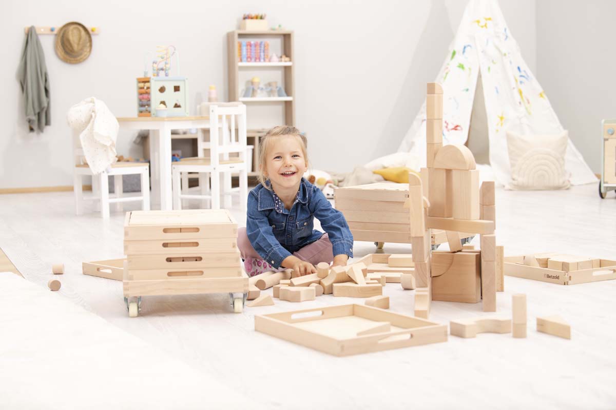 Betzold Bausteinwagen Betzold Bausteinwagen Gesamtansicht mit 6 Fächern, Kindersitzgruppe im Hintergrund