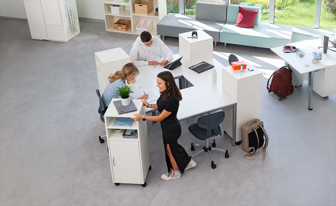 Betzold Lernflex Caddys und X-Tra Stühle Betzold Lernflex Caddys modular im Raum mit X-Tra Stühlen, Anwendungsbild im Klassenzimmer