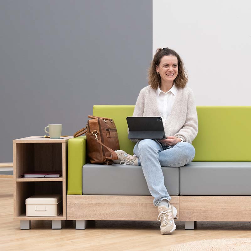 Anwendungsfoto Chillo Sofa mir Regal und junger Frau mit Tablet