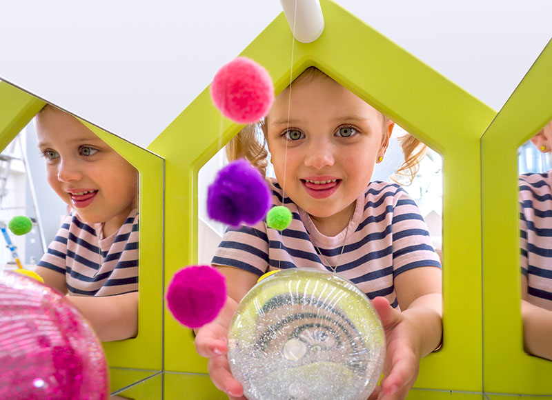 EduCasa Aufsatz Spiegelhaus EduCasa Aufsatz Spiegelhaus mit bunten Pompoms und kleinem Mädchen mit glitzernder Kugel