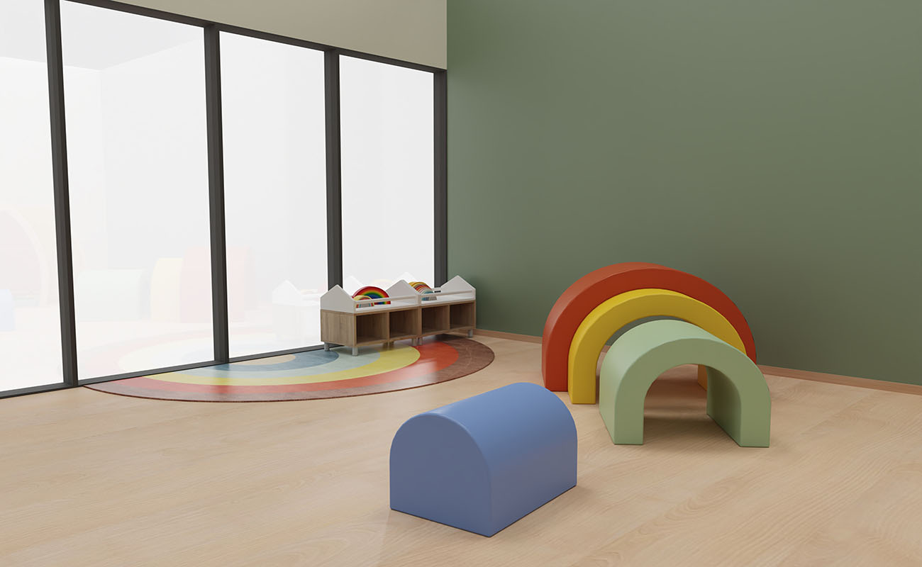 Gruppenraum Regenbogen mit Kriechtunnel Regenbogen, Regenbogenteppich und EduCasa Regal mit Lauflernstangen