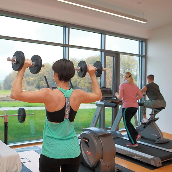 Mitarbeitende im Fitnessraum