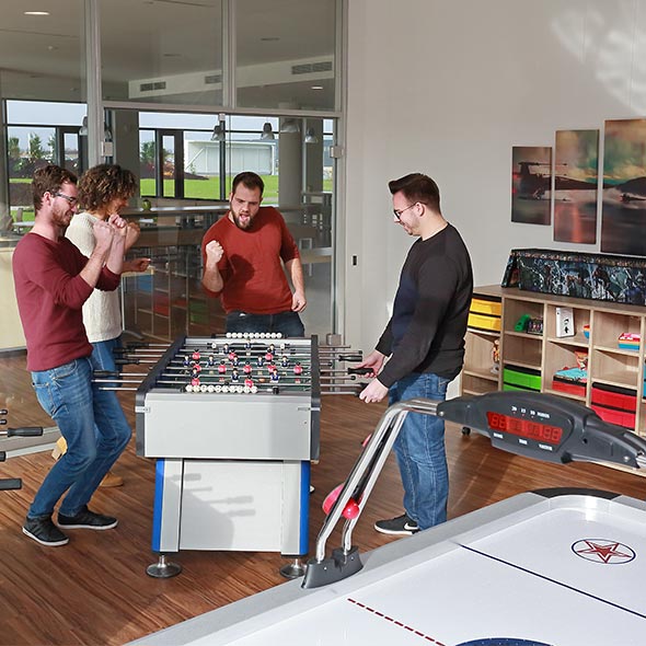 Mitarbeitende beim Tischkickern