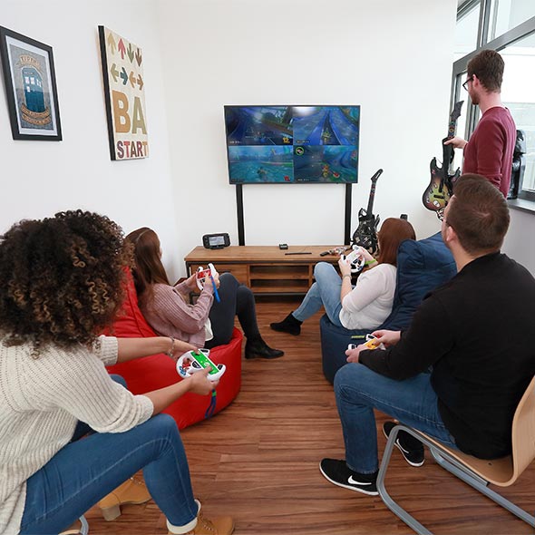Mitarbeitende an der Spielekonsole