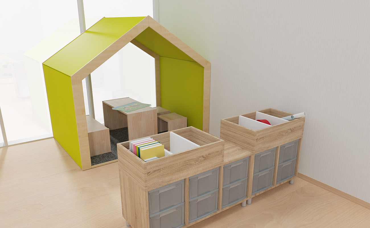 Gruppenraum Spieleparadies Ausschnitt mit EduCasa Spielhaus, Betzold Holz-Sitzgruppe und Flexeoregal mit Bücherkisten