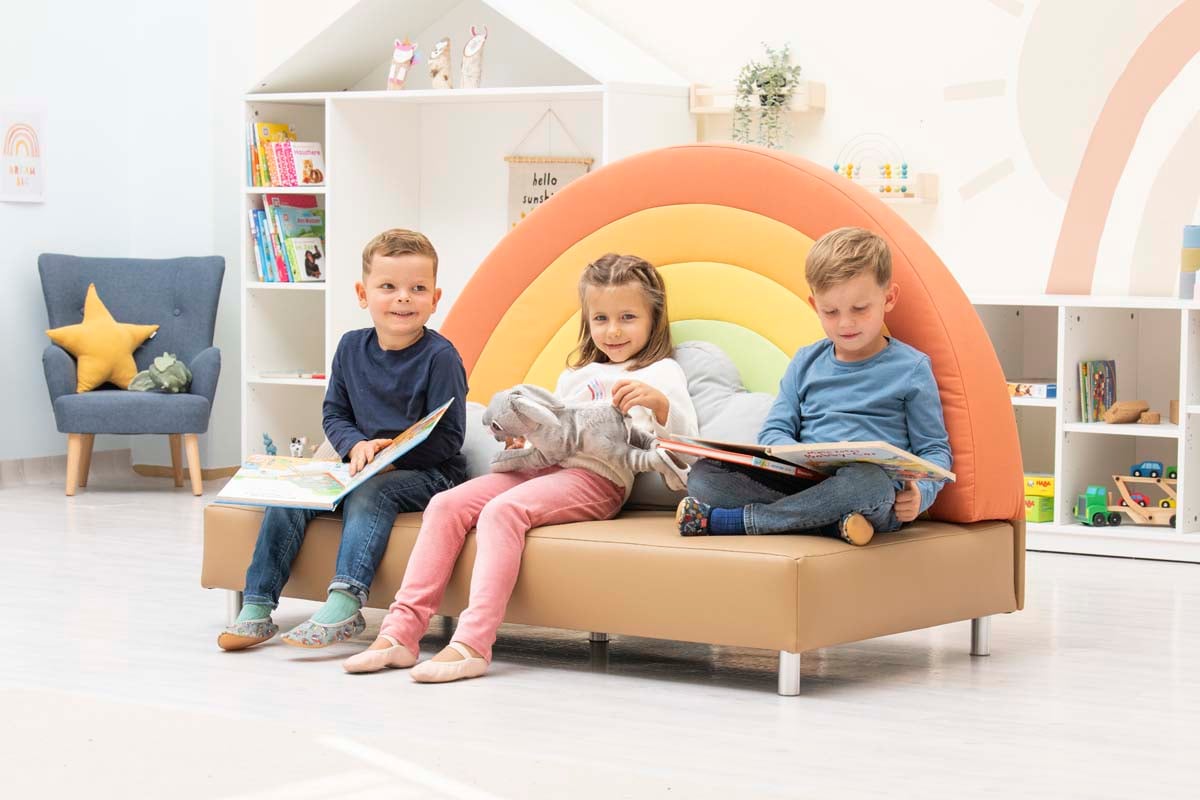 Betzold Regenbogensofa mit 3 Kindern