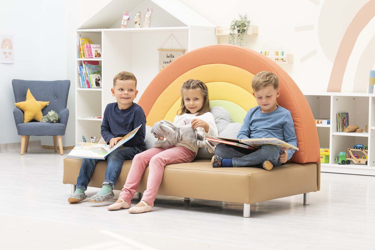 Betzold Regenbogensofa Betzold Regenbogensofa mit 3 Kindern