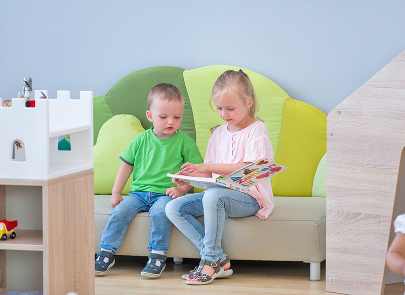 Betzold Waldsofa Betzold Waldsofa mit 2 Kindern und EduCasa Regalaufsatz Ritterburg