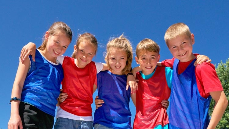 Kindergruppe in Trikots
