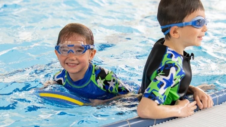 Kinderim Schwimmbad mit Schwimmbrett