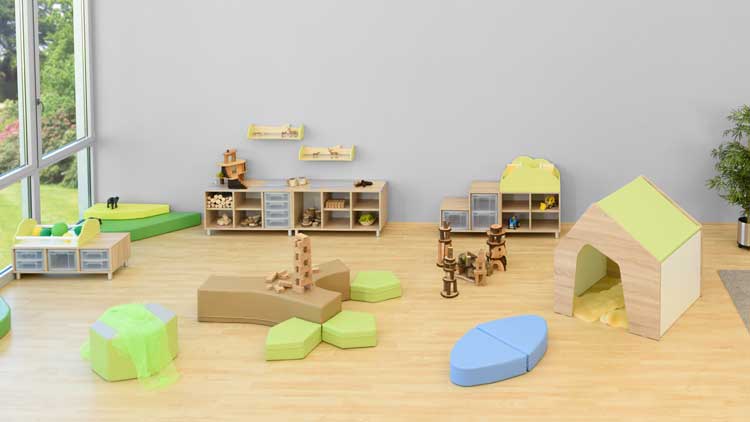 Ein aufgeräumter Gruppenraum gehört zum Alltag in Kindergarten und Kita dazu, gemeinsam packen Kinder und Erwachsene mit an.