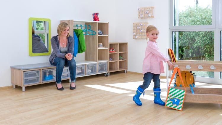 Kind hängt Tasche an Betzold Garderobe für den Kindergarten
