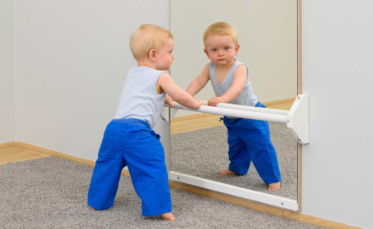 EduCasa Spiegelwand EduCasa Spiegelwand mit EduCasa Haltestange und kleinem Jungenin blauer Hose