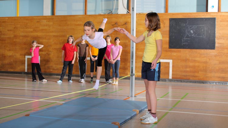 Indoor-Slackline im Sportunterricht
