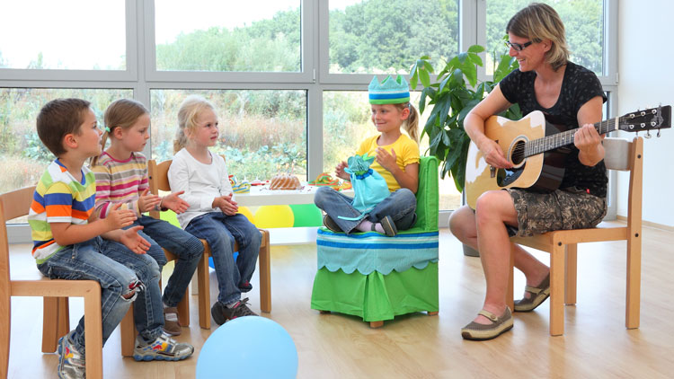 Kinder musizieren mit Lehrerin