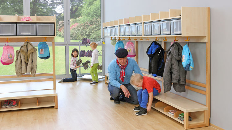 Garderobe in einem Kindergarten ausgestattet mit dem Betzold Online-Shop.