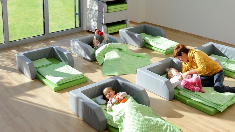 Kindergartennkinder schlafen in BebeNino Klappbetten von Betzold