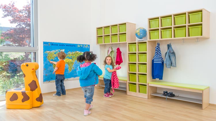 Kinder spielen in Kindergarten-Garderobe von betzold