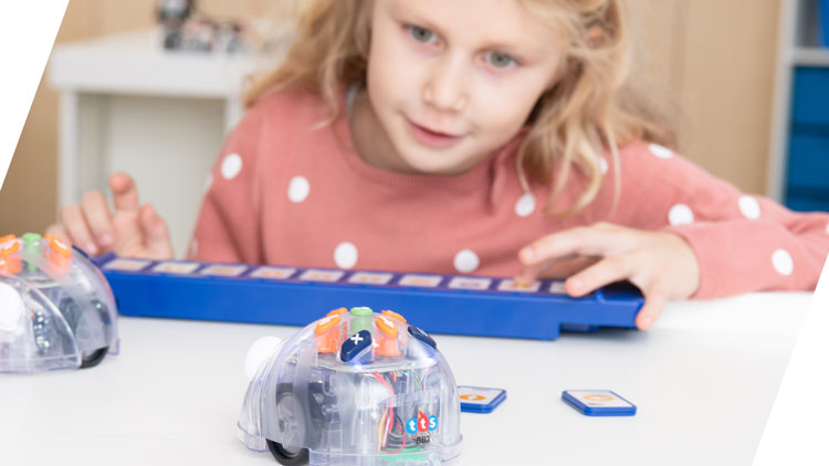 Mädchen spielt mit einem Bluebot aus dem Betzold Online-Shop.