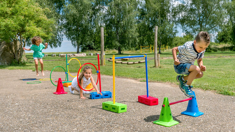 Kinder spielen mit dem Betzold Motorik-Set