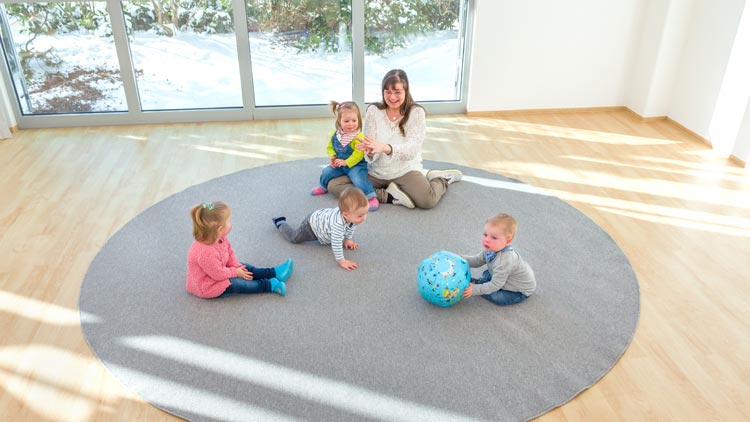 Betzold Kurzflor-Teppich, rund in grau Kinder im Morgenkreis auf Teppich