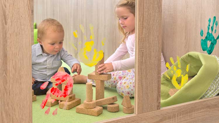 Bauecken in Kindergarten und Kita sollten hell und mit funktionalen Möbeln - aus dem Betzold Shop - eingerichtet sein.
