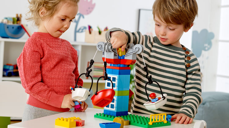 Tüfteln und Erfinden macht mit dem Lego Erlebnispark aus dem Betzold Shop einfach Spaß!
