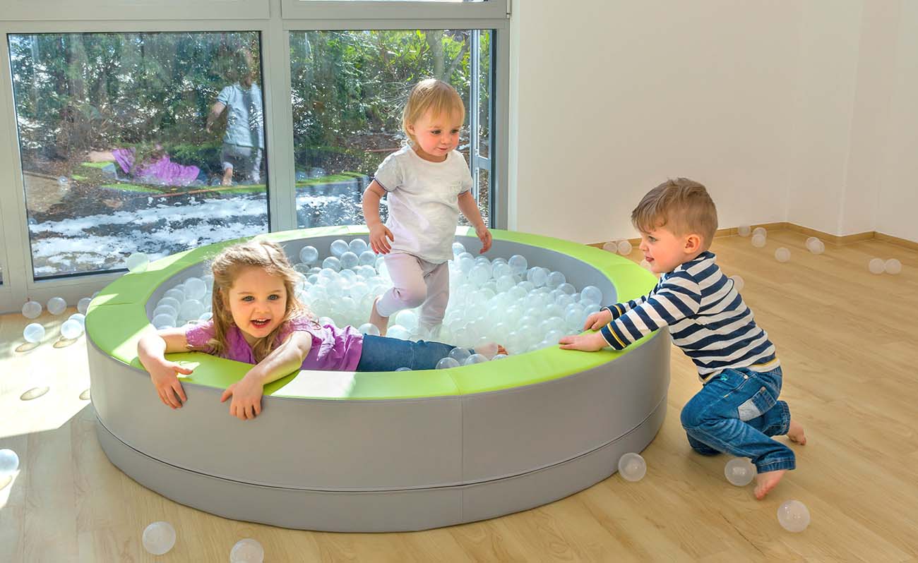 Betzold Bällebad Puno Betzold Bällebad Puno im Raum mit spielenden Kindern und transparenten Bällen
