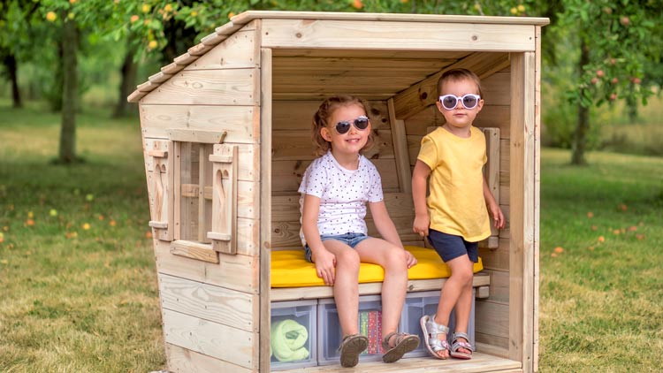 Kinder sitzen in einem Holzstrandkorb von betzold.de