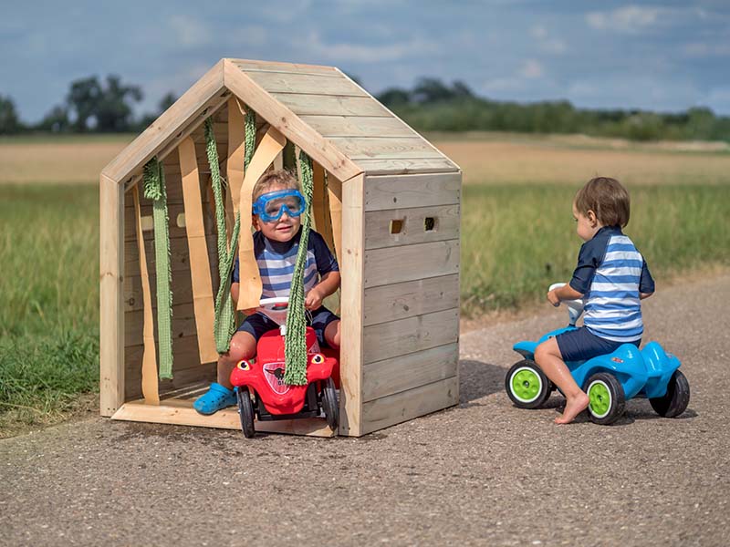 Betzold Outdoor Waschanlage mit 2 Kindern auf Bobbycars im Freien