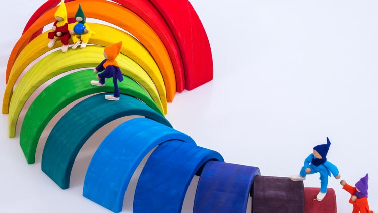 Wichtel auf großem Regenbogen aus Holz von betzold.de