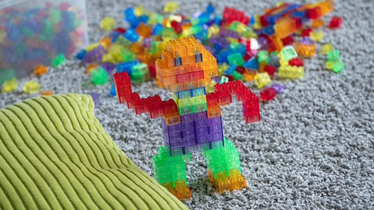 Transparente Steckbausteine eignen sich hervorragend für kleine Maker-Experimente.