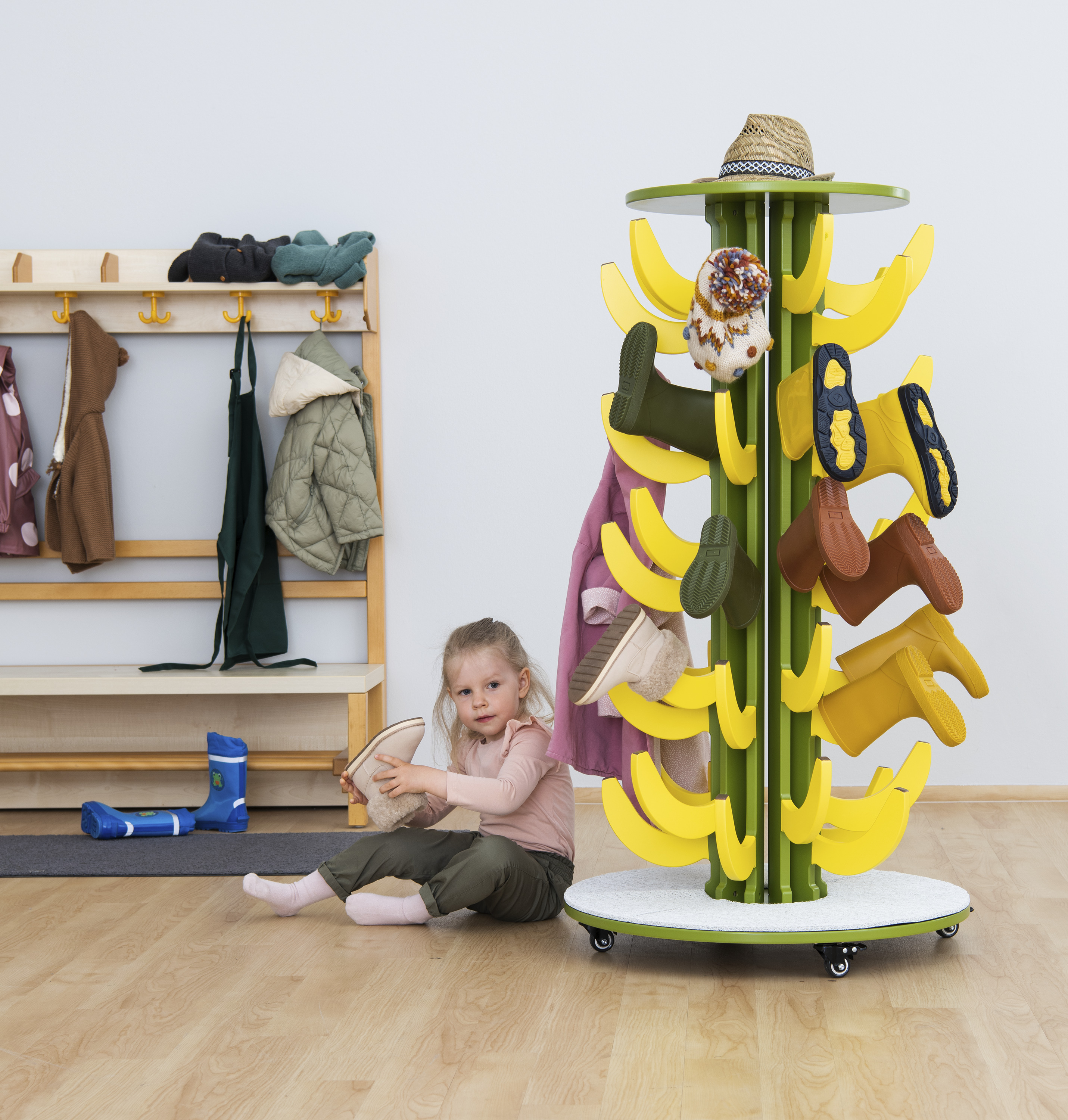 Betzold Stiefelwagen Banane Betzold Stiefelwagen Banane mit kleinem Mädchen und verschiedenen Jacken und Gummistiefeln