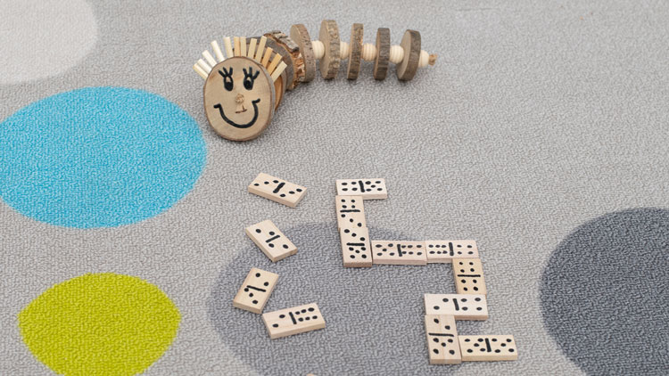 Raupe aus Holzscheiben und Domino aus Holz
