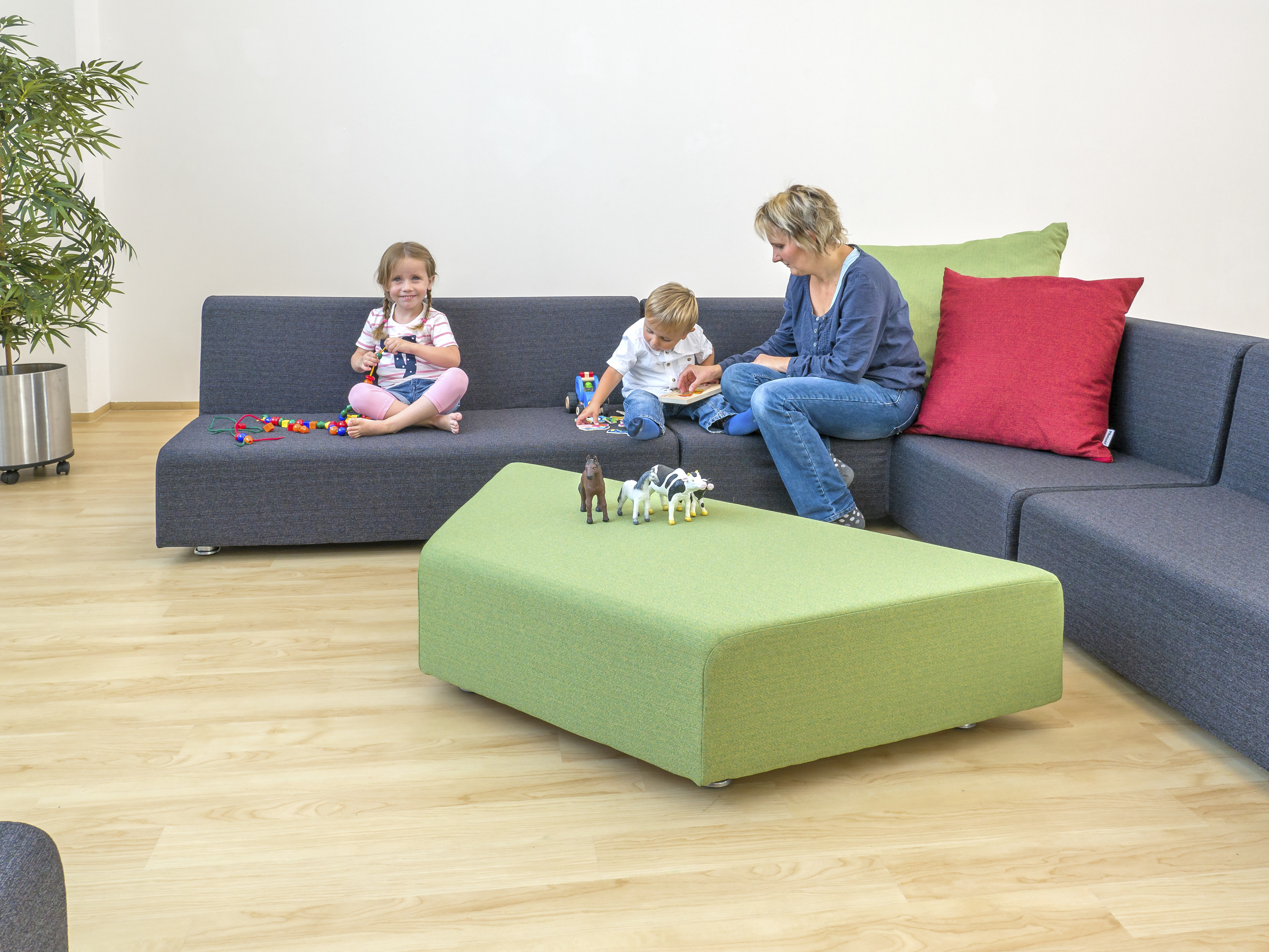 Betzold NEO Bankelement Betzold NEO Bankelement in Grün und Grau mit kleinen Kindern und Erzieherin
