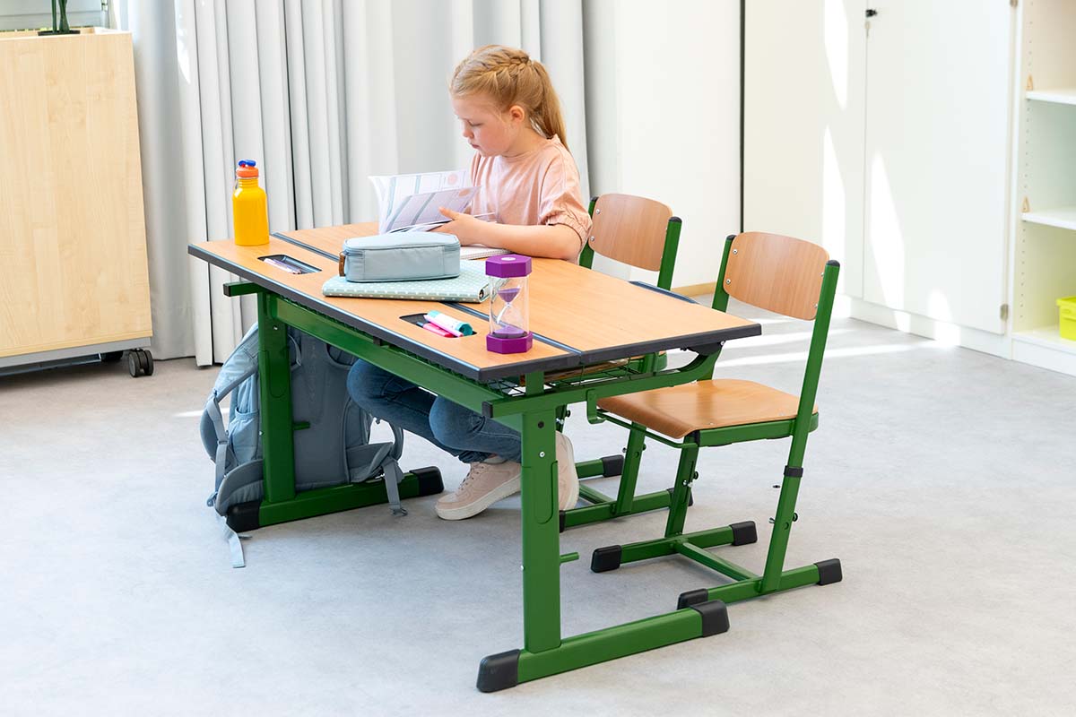 Ecoflex Schülerstuhl und Einzeltisch Ecoflex Schülerstuhl und Einzeltisch Anwendungsbild in Klassenzimmersituation mit Mädchen