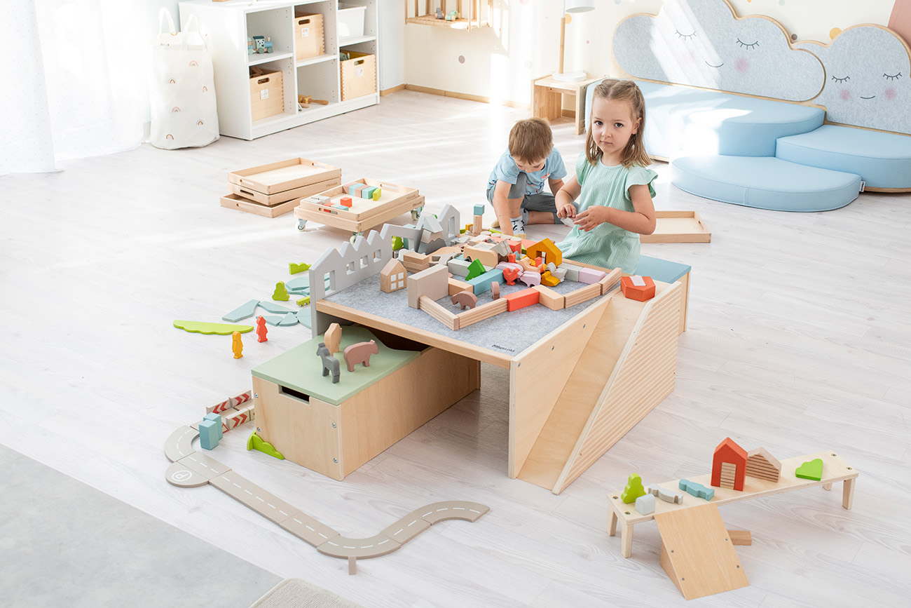 Betzold Bodenspieltisch mit Spielwelt-Bausteinen und zwei kleinen Kindern