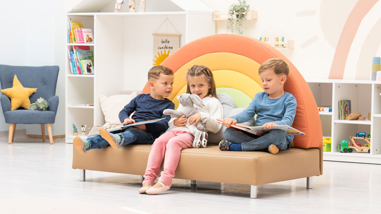 Betzold Regenbogensofa Betzold Regenbogensofa in buntem Zimmer mit EduCasa Möbeln und Kindergartenkindern
