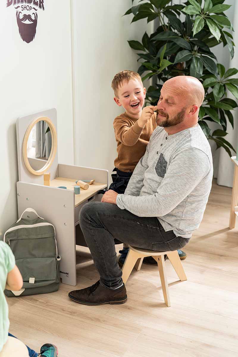 Kinder-Spiegeltisch Anwendungsfoto mit Erwachsenem und Kind