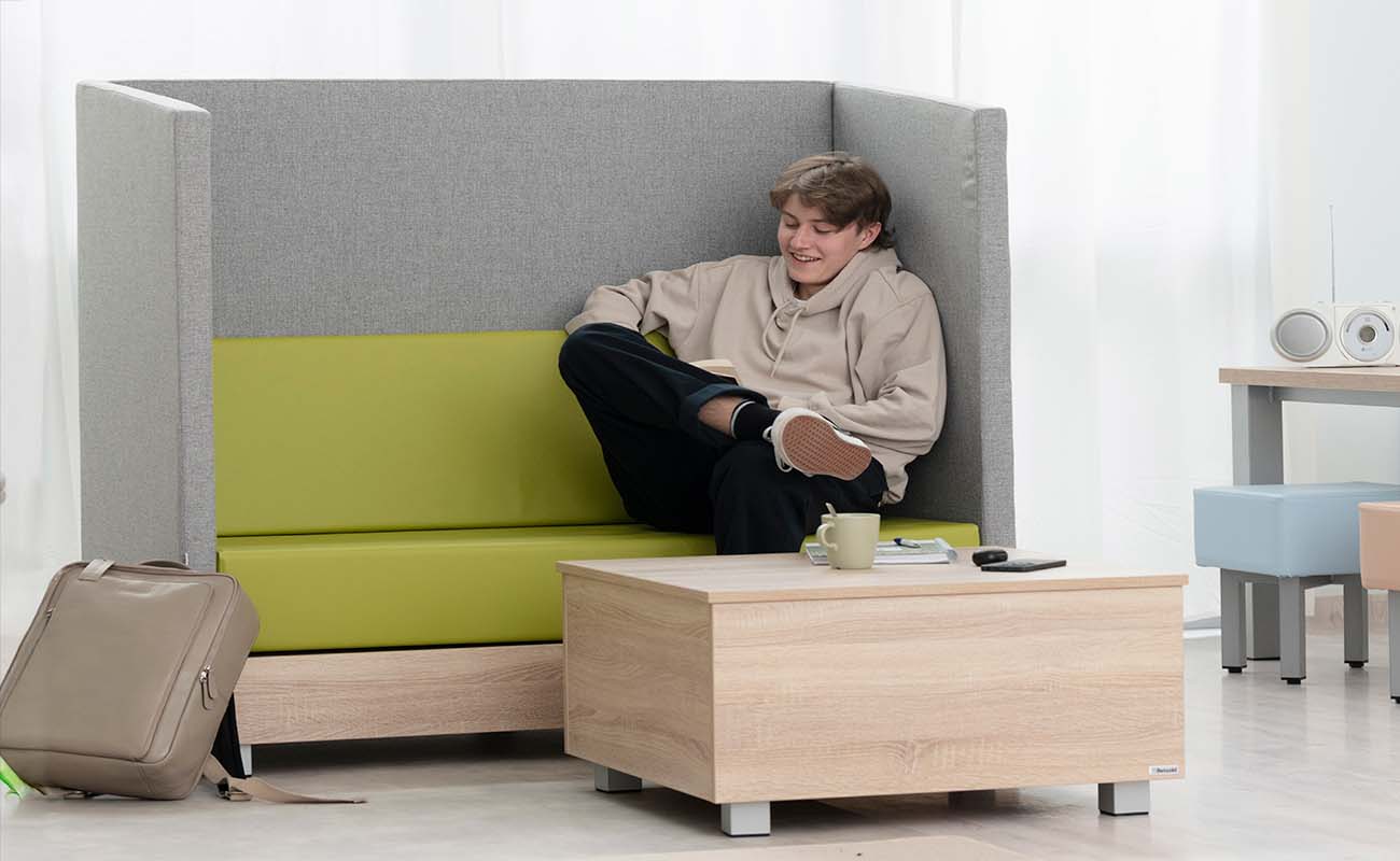 Betzold Schallschutzsofa Chillo Betzold Schallschutzsofa Chillo mit Flexeo Tisch,Betzold Tasche und essBar Möbeln im Hintergrund